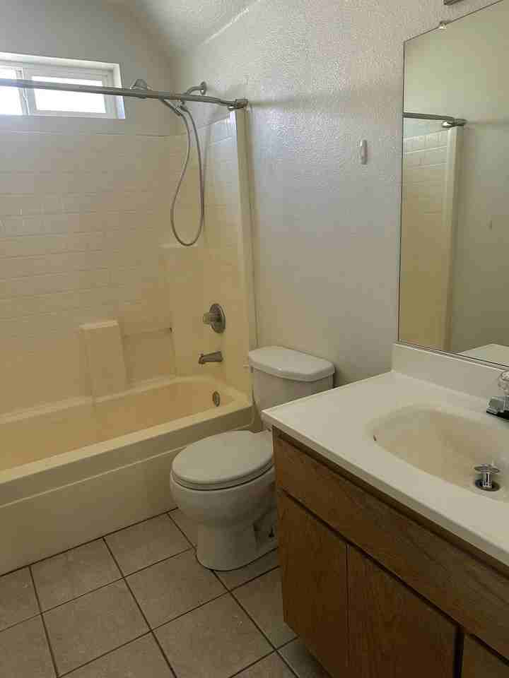 1015 Elizabeth Lane - Photo 3 of 8