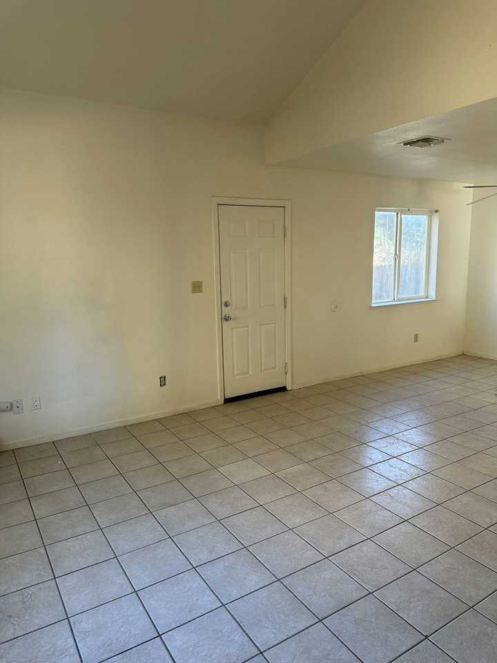 1015 Elizabeth Lane - Photo 5 of 8