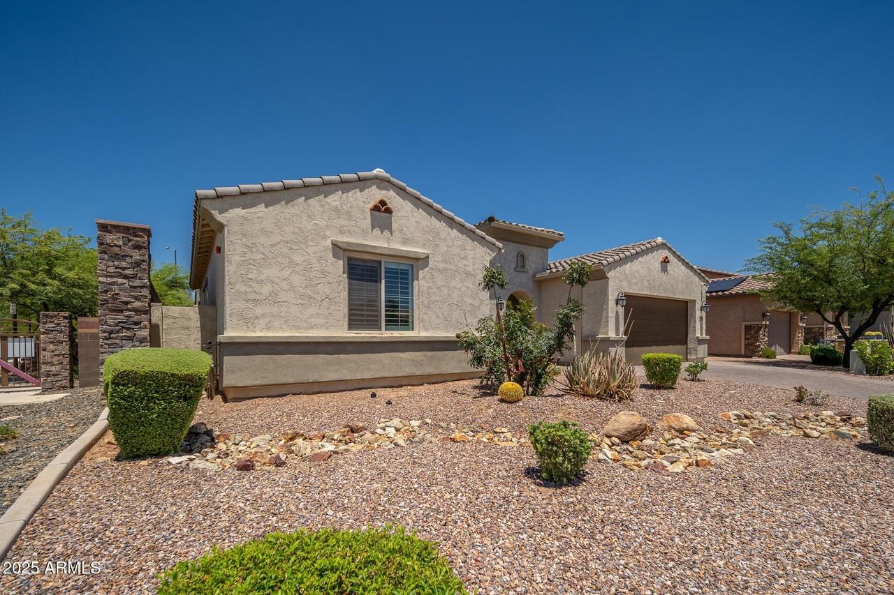 9752 W Rowel Rd - Photo 4 of 48