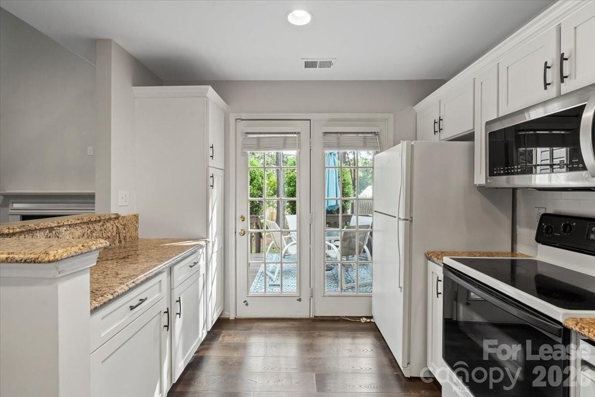 9022 Roseton Ln - Photo 6 of 25