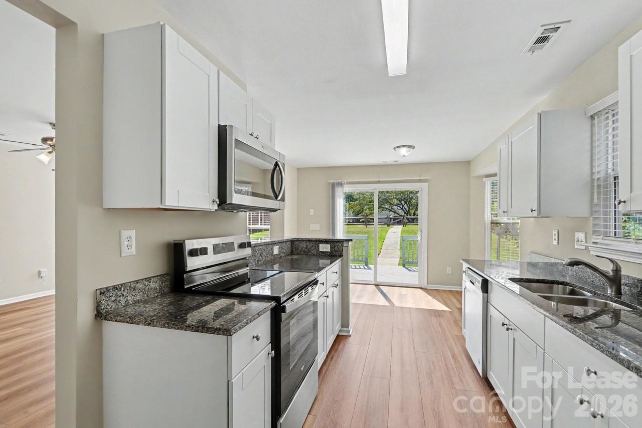 8011 Rolling Meadows Ln - Photo 7 of 19
