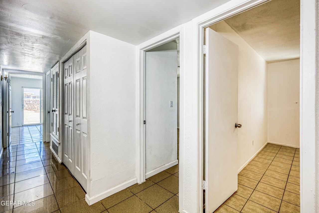 3008 Barkarian Pl - Photo 5 of 15