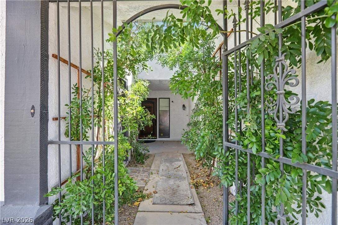 4162 Ridgewood Ave - Photo 4 of 36