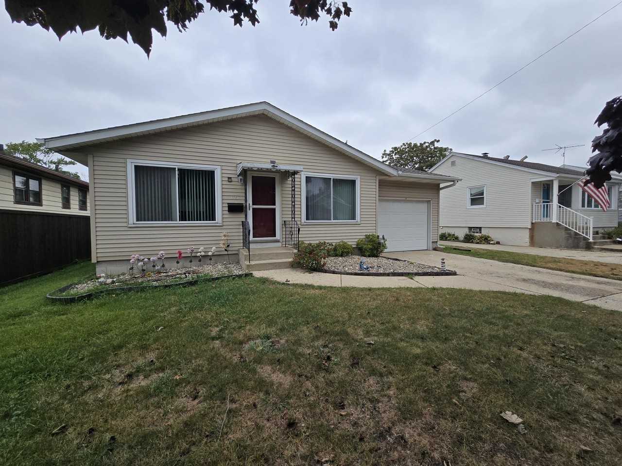 1125 170th St - Photo 3 of 21