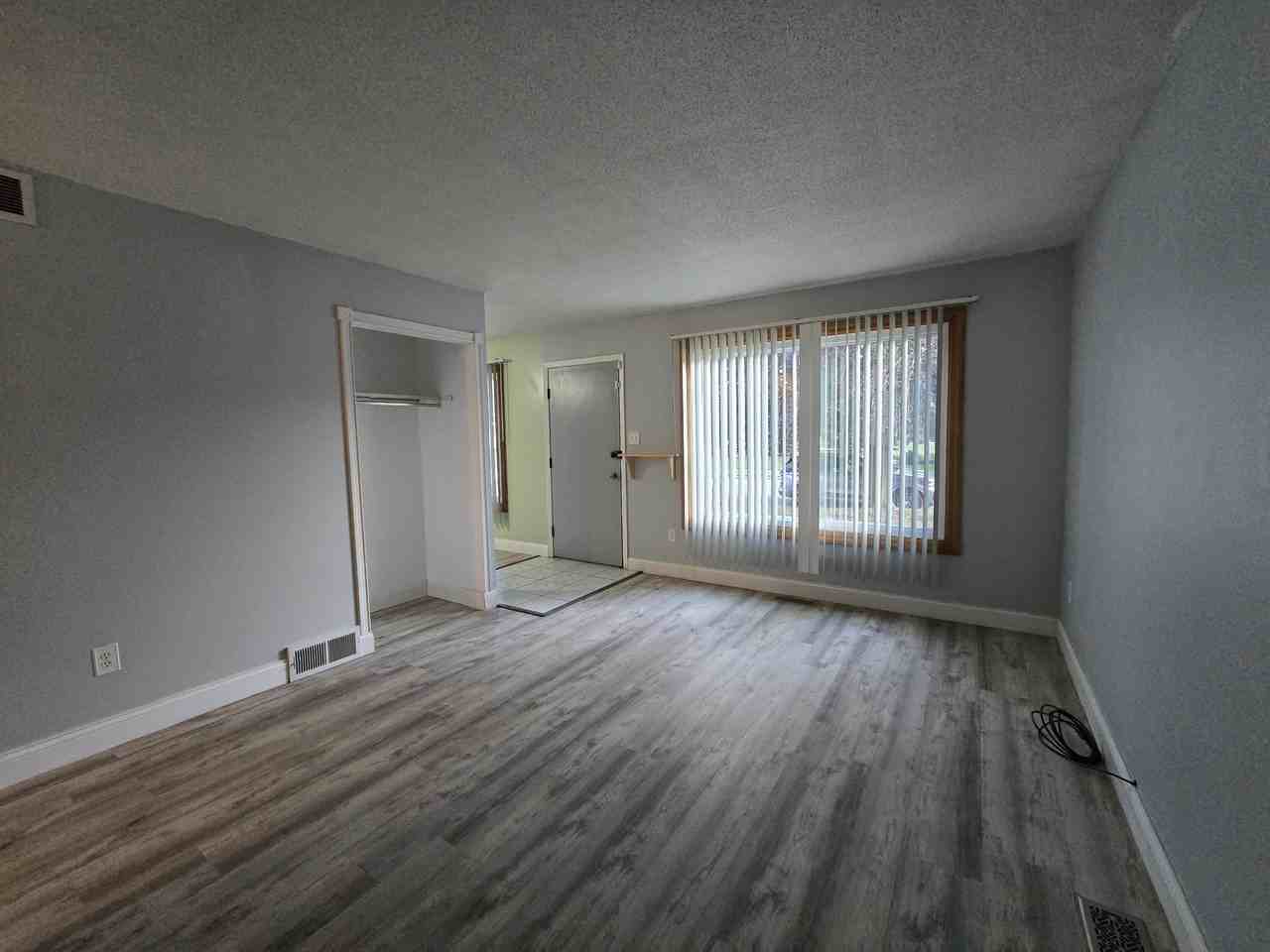 1125 170th St - Photo 4 of 21