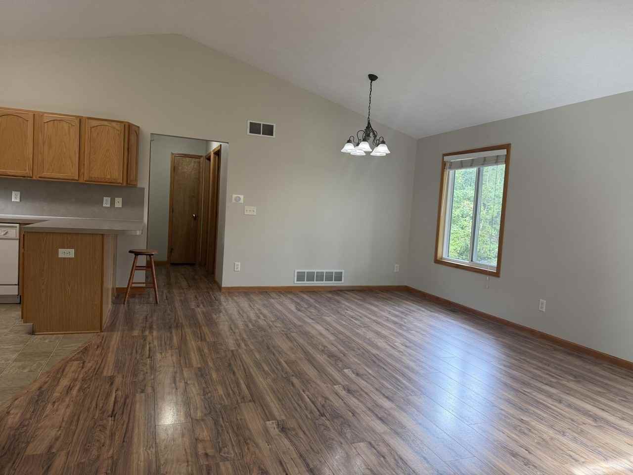 122 Summit Dr - Photo 2 of 20