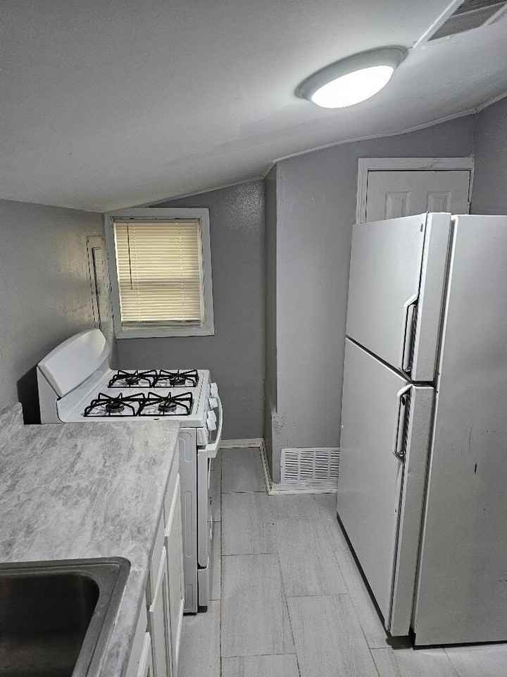 5049 Lafontaine St - Photo 6 of 16