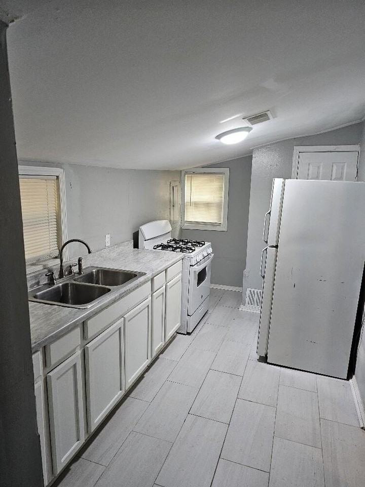 5049 Lafontaine St - Photo 7 of 16