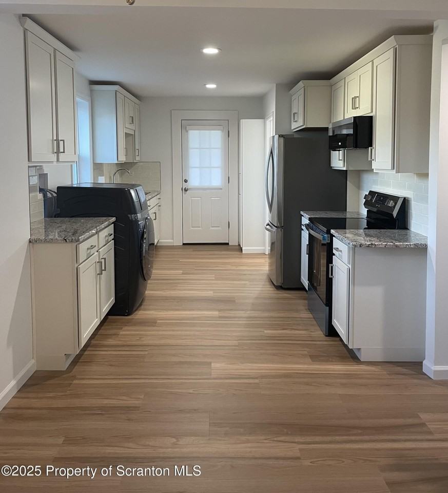 1064 Lincoln St #A - Photo 4 of 11