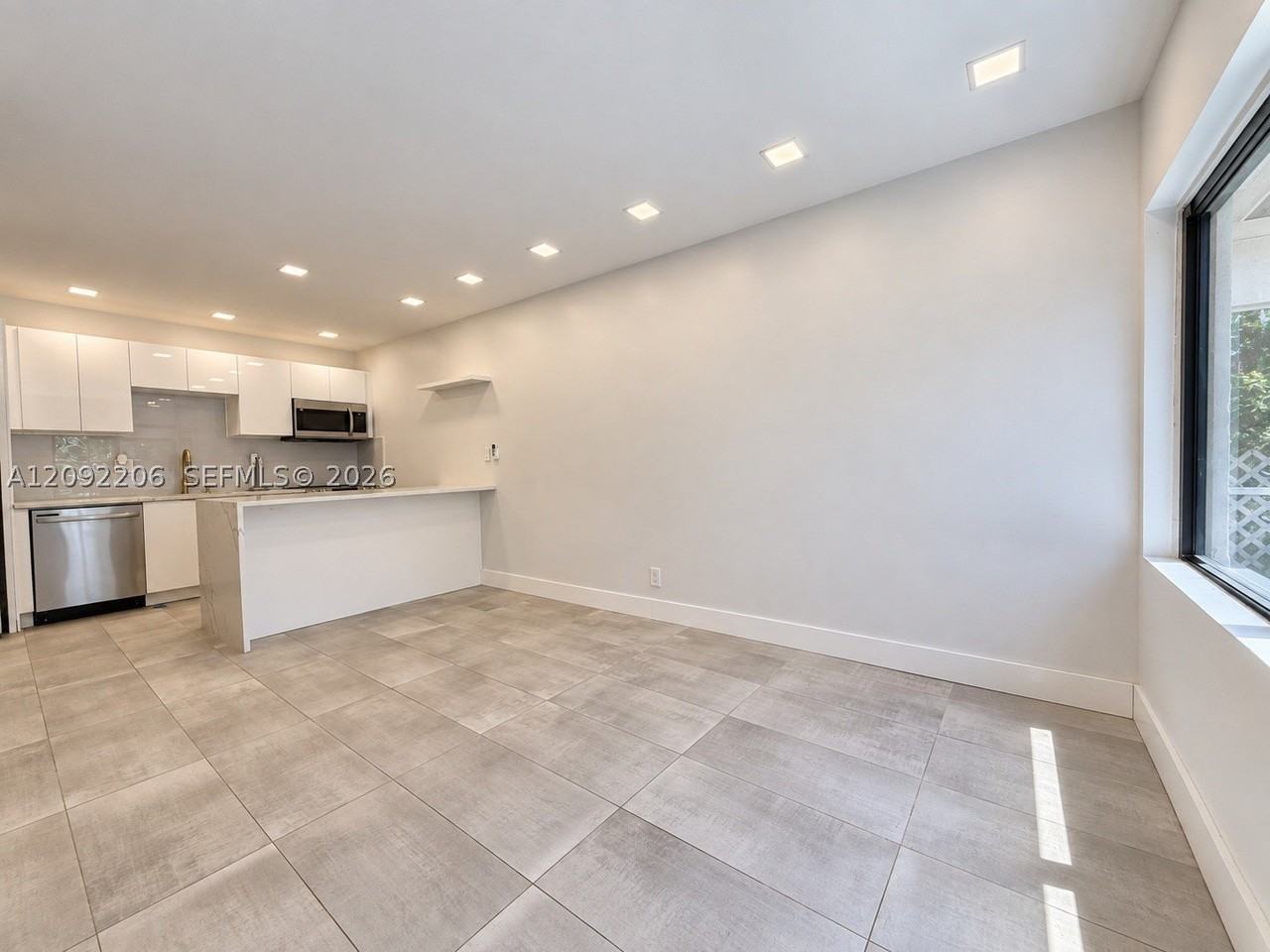 551 Ne 26th St #W - Photo 2 of 18
