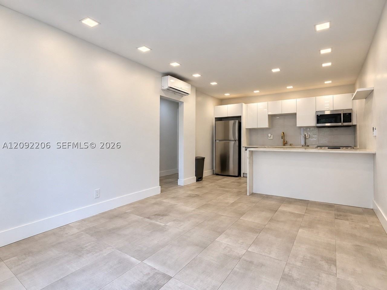 551 Ne 26th St #W - Photo 3 of 18