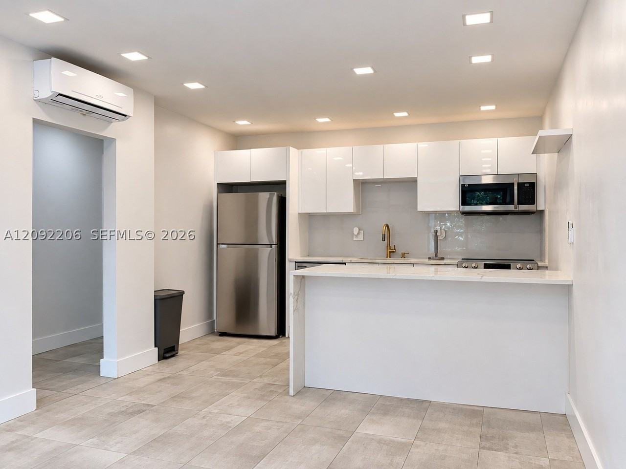 551 Ne 26th St #W - Photo 4 of 18