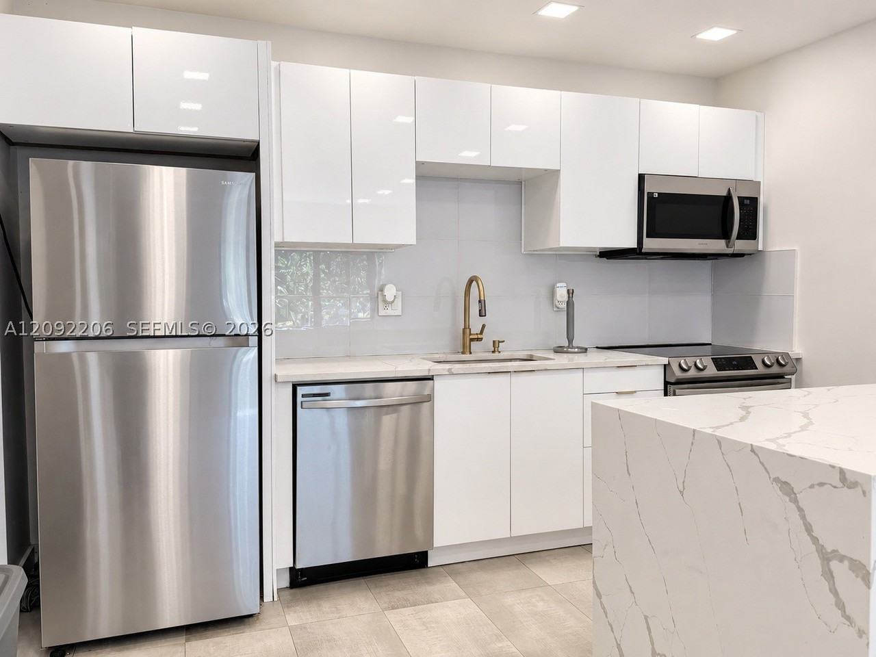 551 Ne 26th St #W - Photo 5 of 18