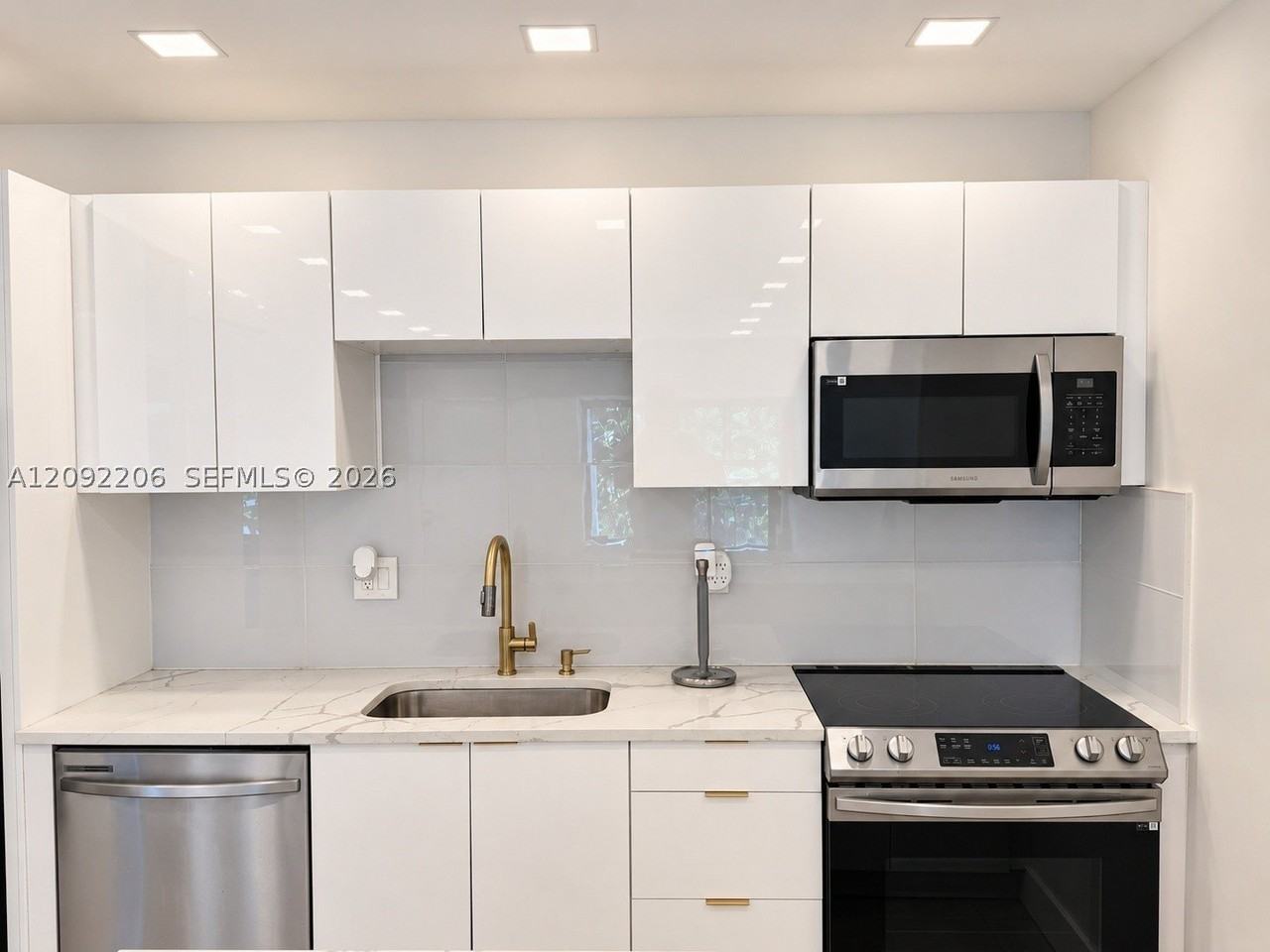 551 Ne 26th St #W - Photo 6 of 18