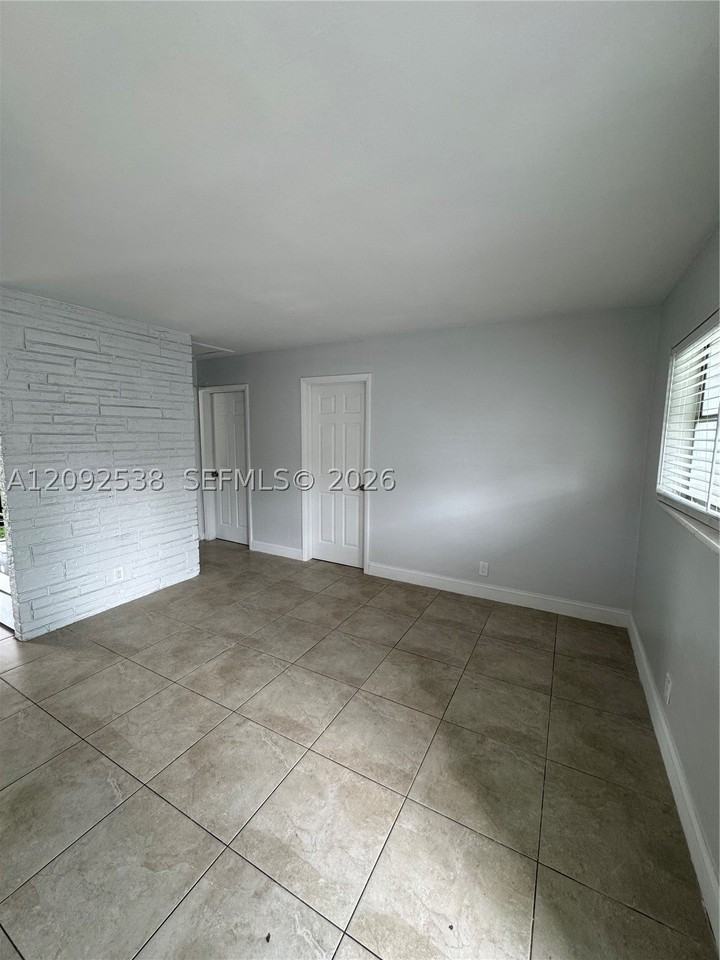 753 Nw 5th St #1 - Photo 3 of 12