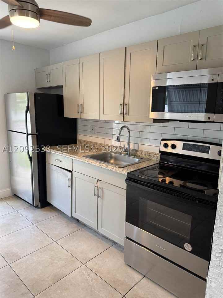 753 Nw 5th St #1 - Photo 4 of 12