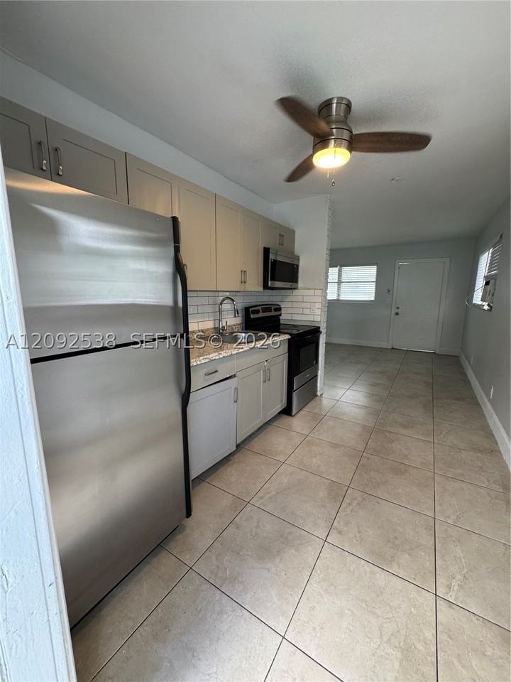 753 Nw 5th St #1 - Photo 5 of 12