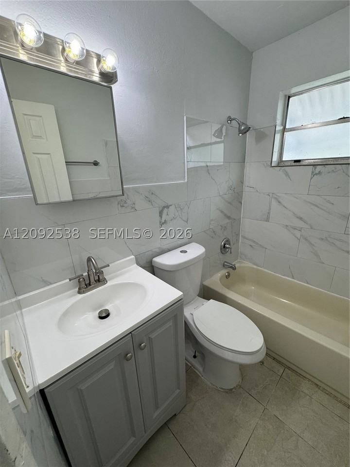 753 Nw 5th St #1 - Photo 7 of 12