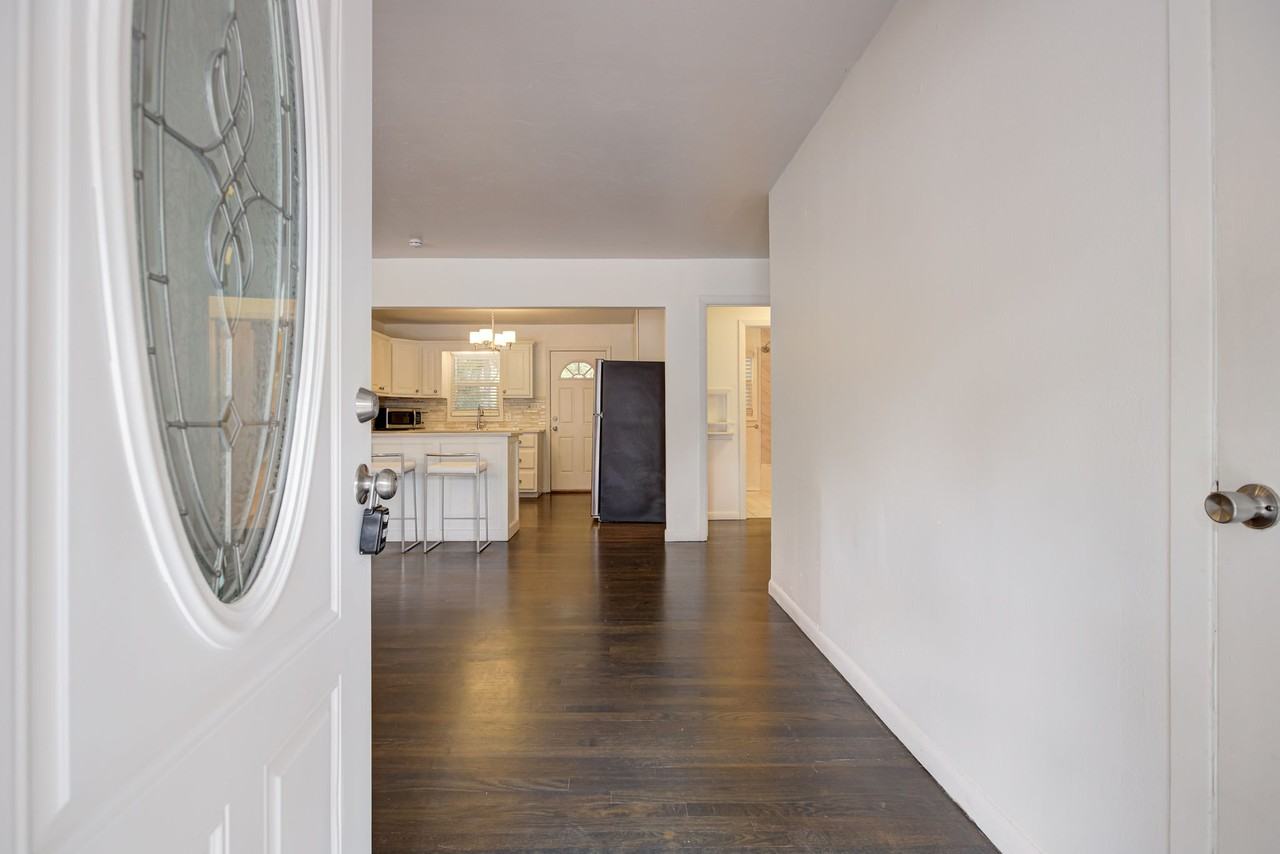 1227 W Brooks St #1 - Photo 2 of 35