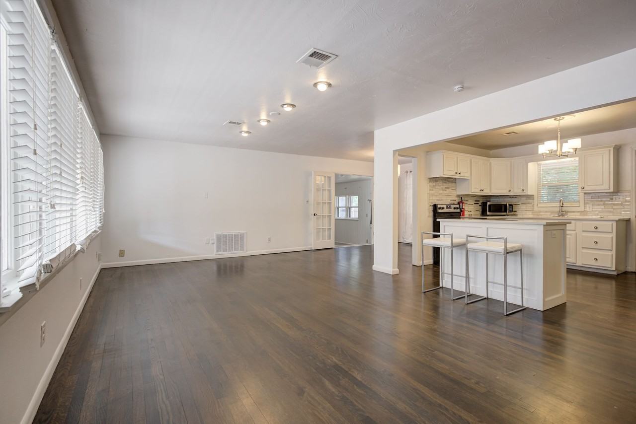 1227 W Brooks St #1 - Photo 3 of 35