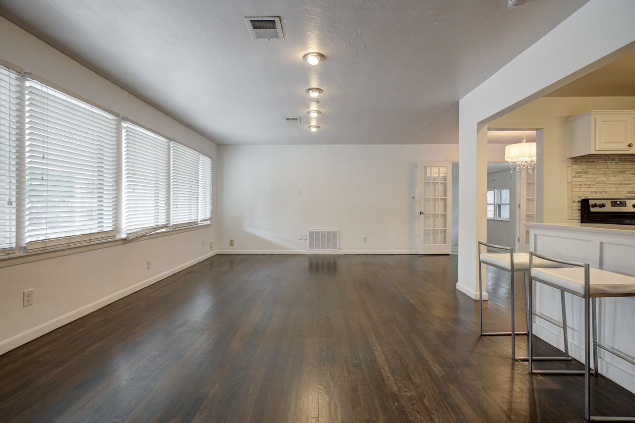 1227 W Brooks St #1 - Photo 4 of 35