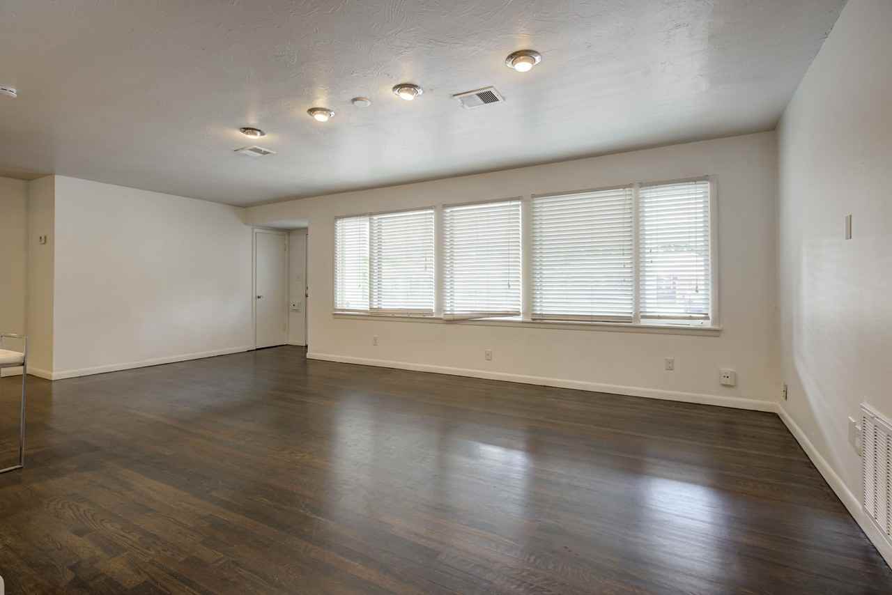 1227 W Brooks St #1 - Photo 5 of 35