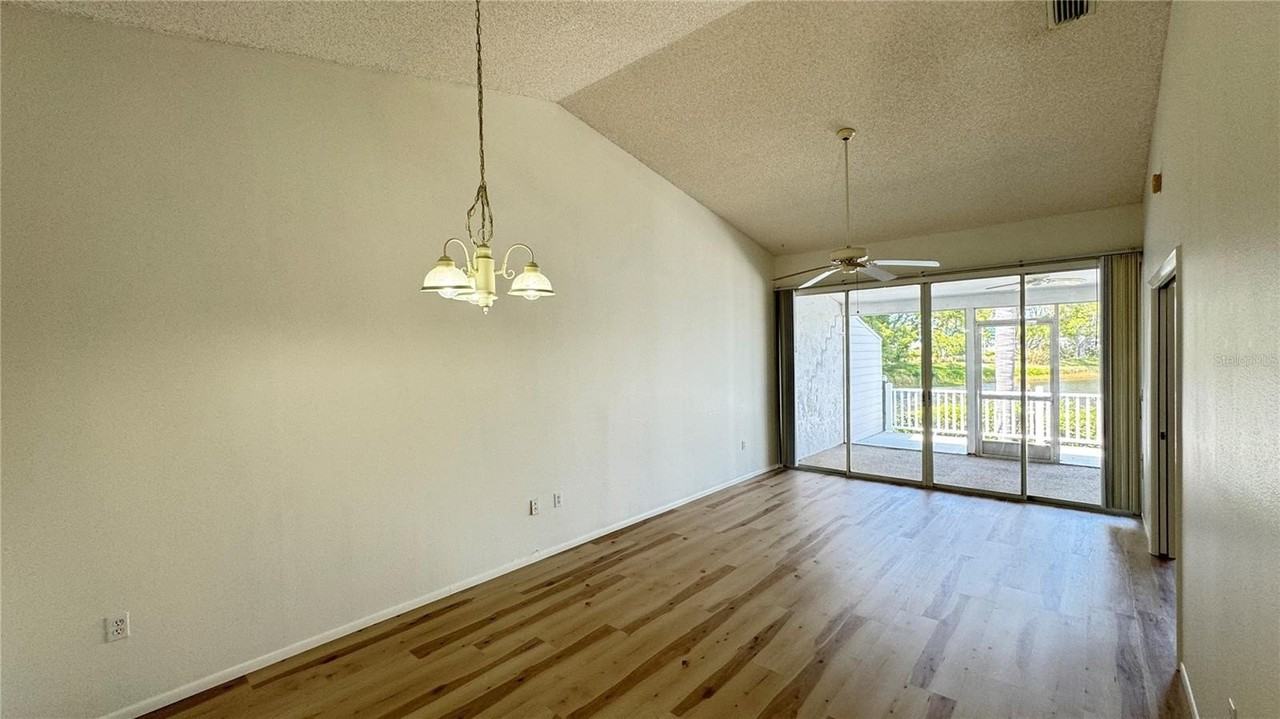 950 Waterside Ln - Photo 3 of 36