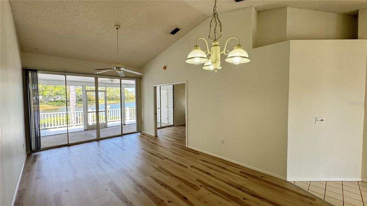 950 Waterside Ln - Photo 4 of 36