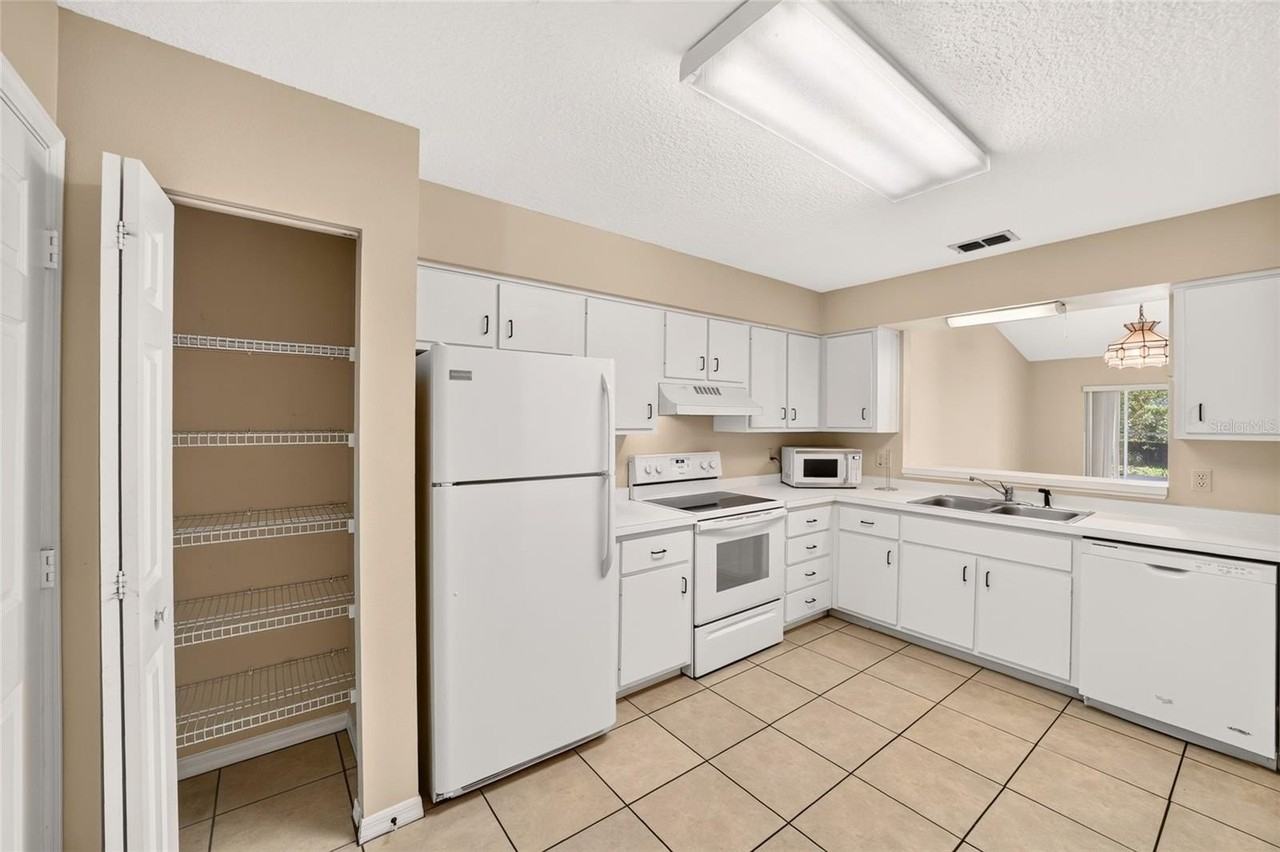 2478 Se 18th Cir - Photo 4 of 31