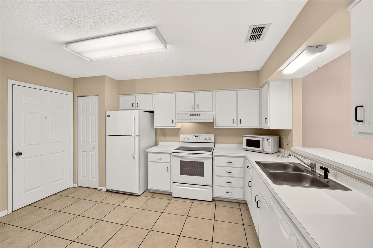 2478 Se 18th Cir - Photo 6 of 31