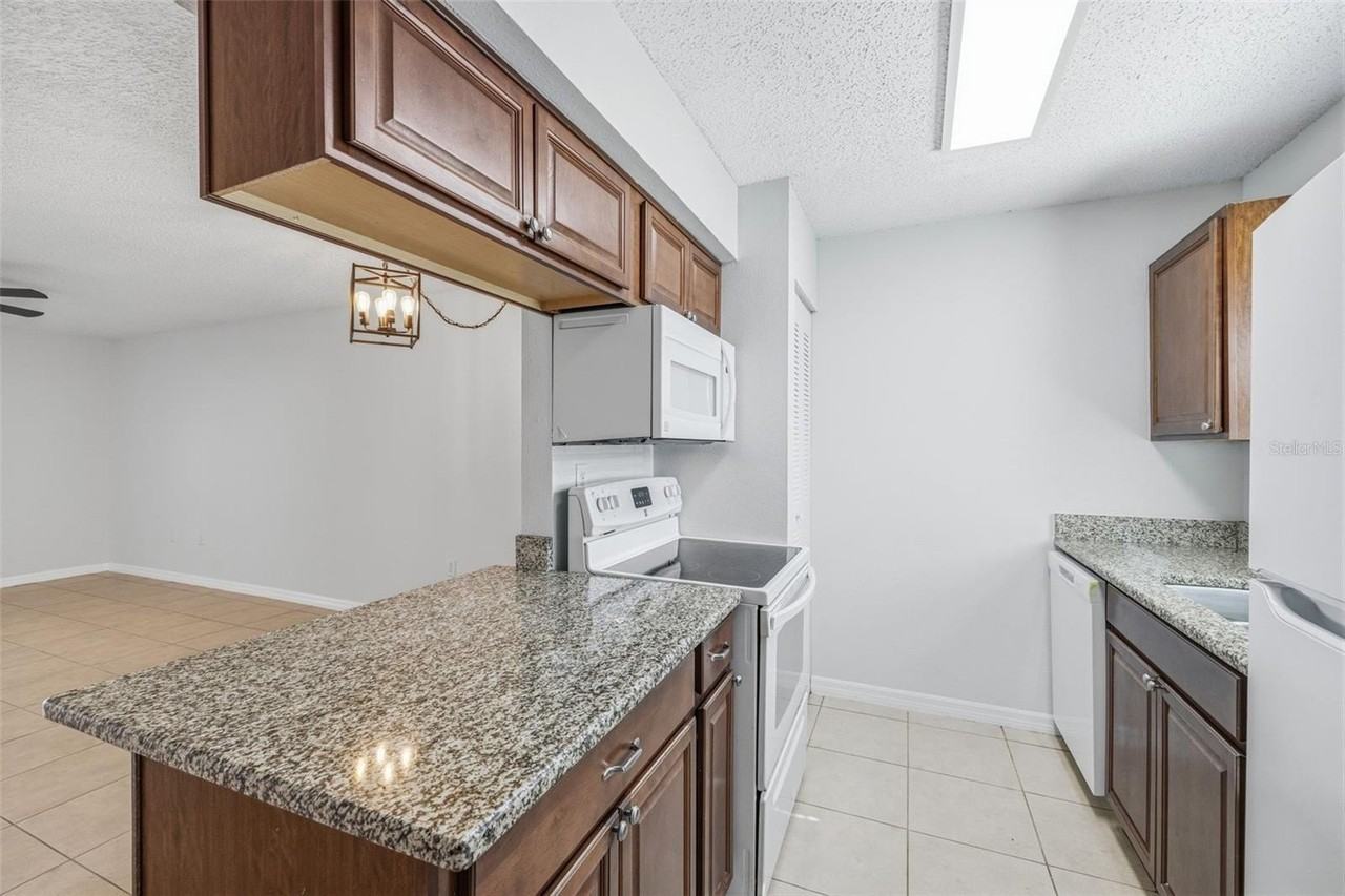 11906 Cypress Hill Cir - Photo 7 of 26