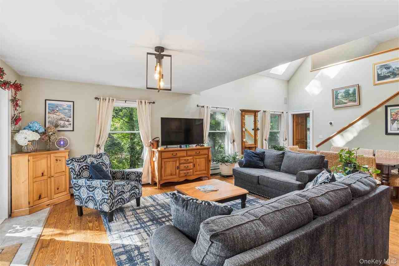 1745 Bayview Ave - Photo 3 of 37