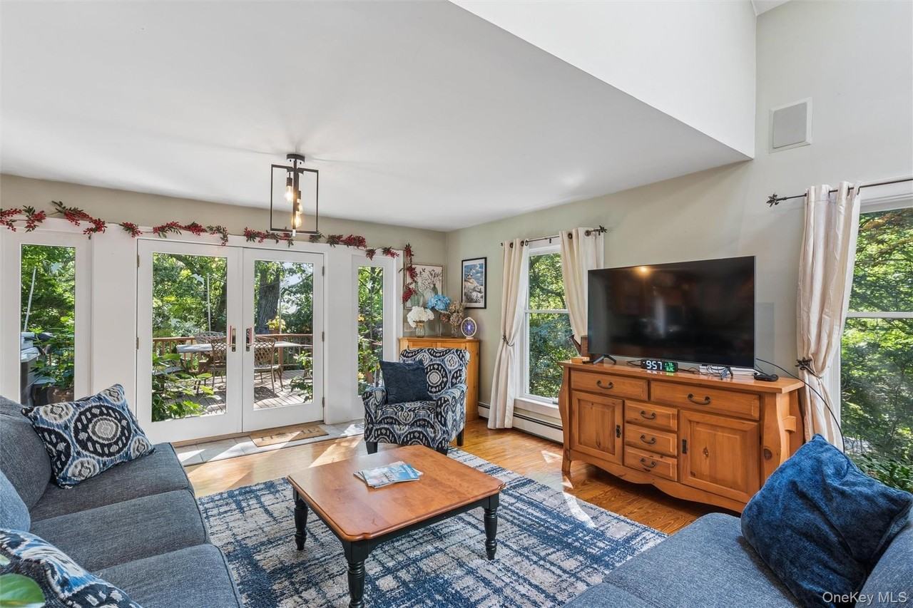 1745 Bayview Ave - Photo 4 of 37
