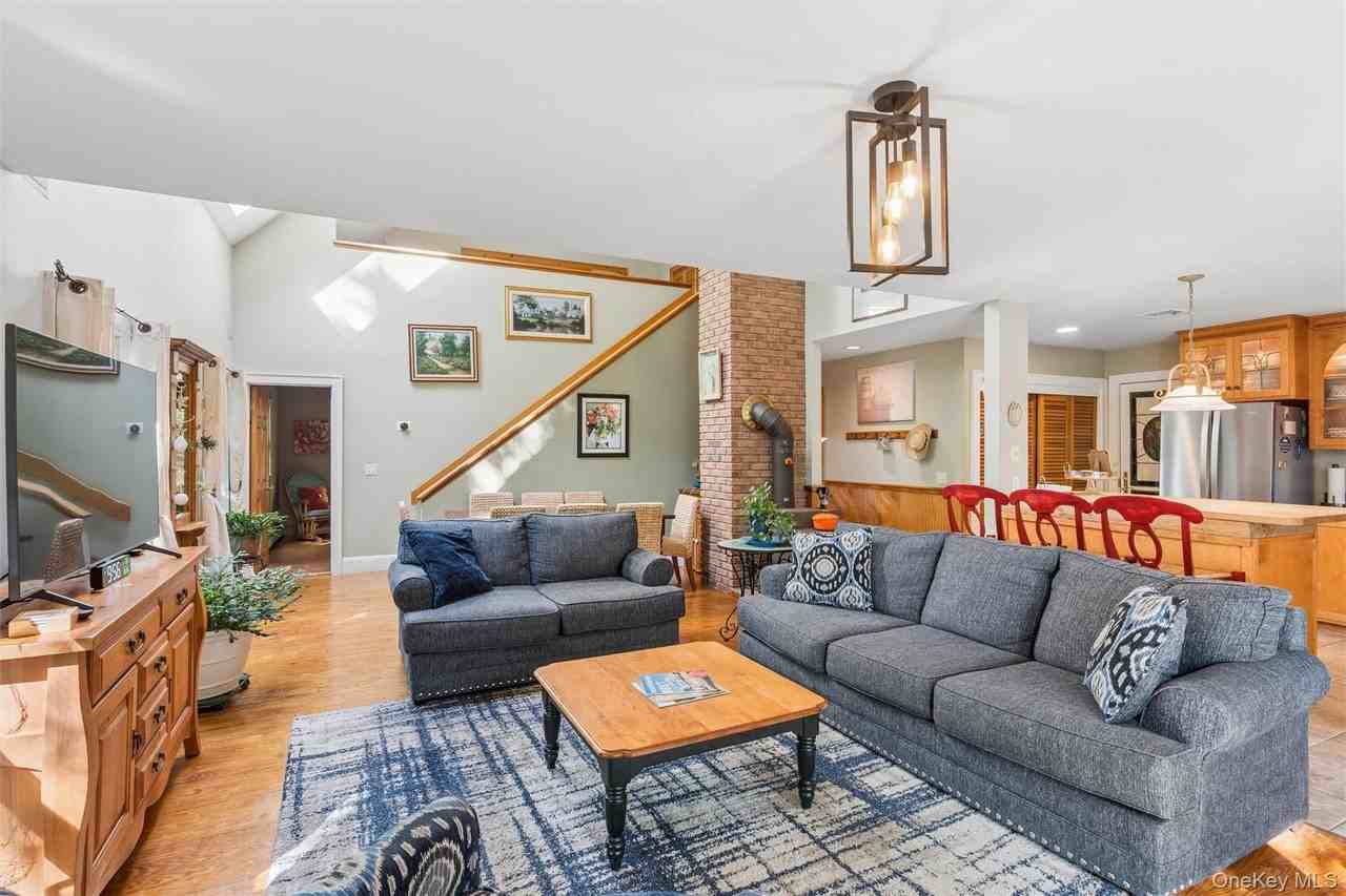 1745 Bayview Ave - Photo 5 of 37