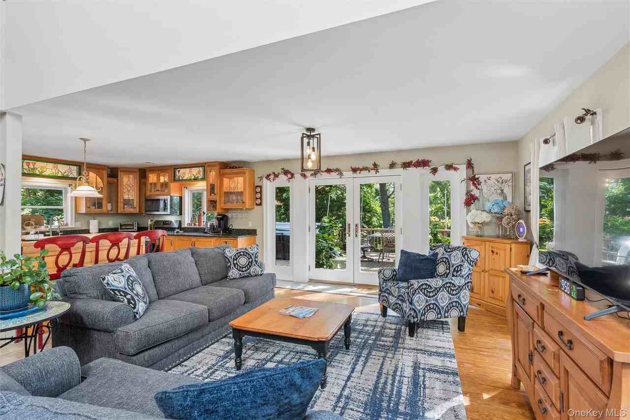1745 Bayview Ave - Photo 6 of 37