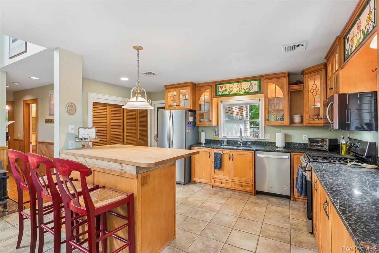 1745 Bayview Ave - Photo 7 of 37