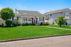 featured image of 210 Laurel Ct
