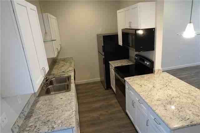211 S Cypress St - Photo 2 of 14