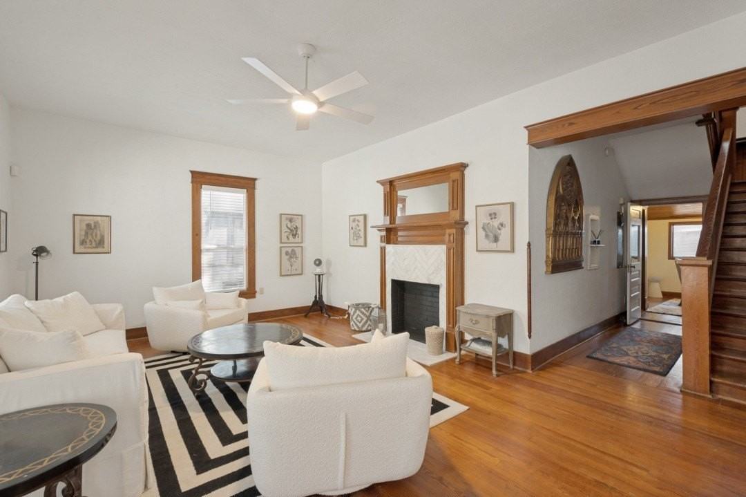 415 W Franklin St - Photo 3 of 25