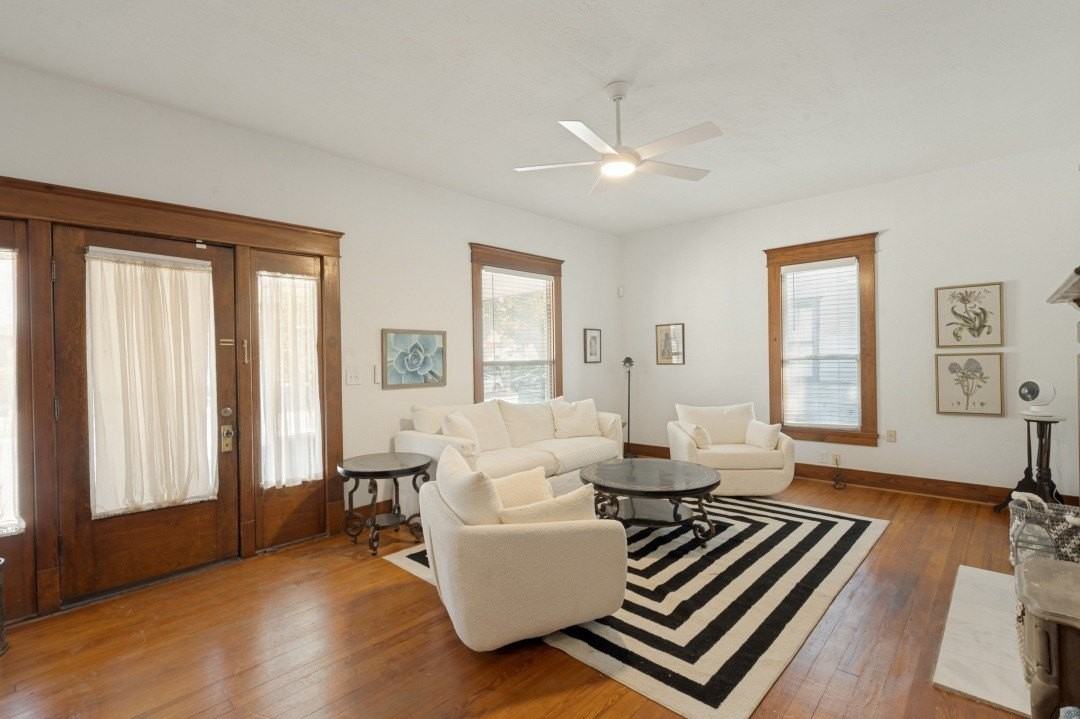 415 W Franklin St - Photo 4 of 25