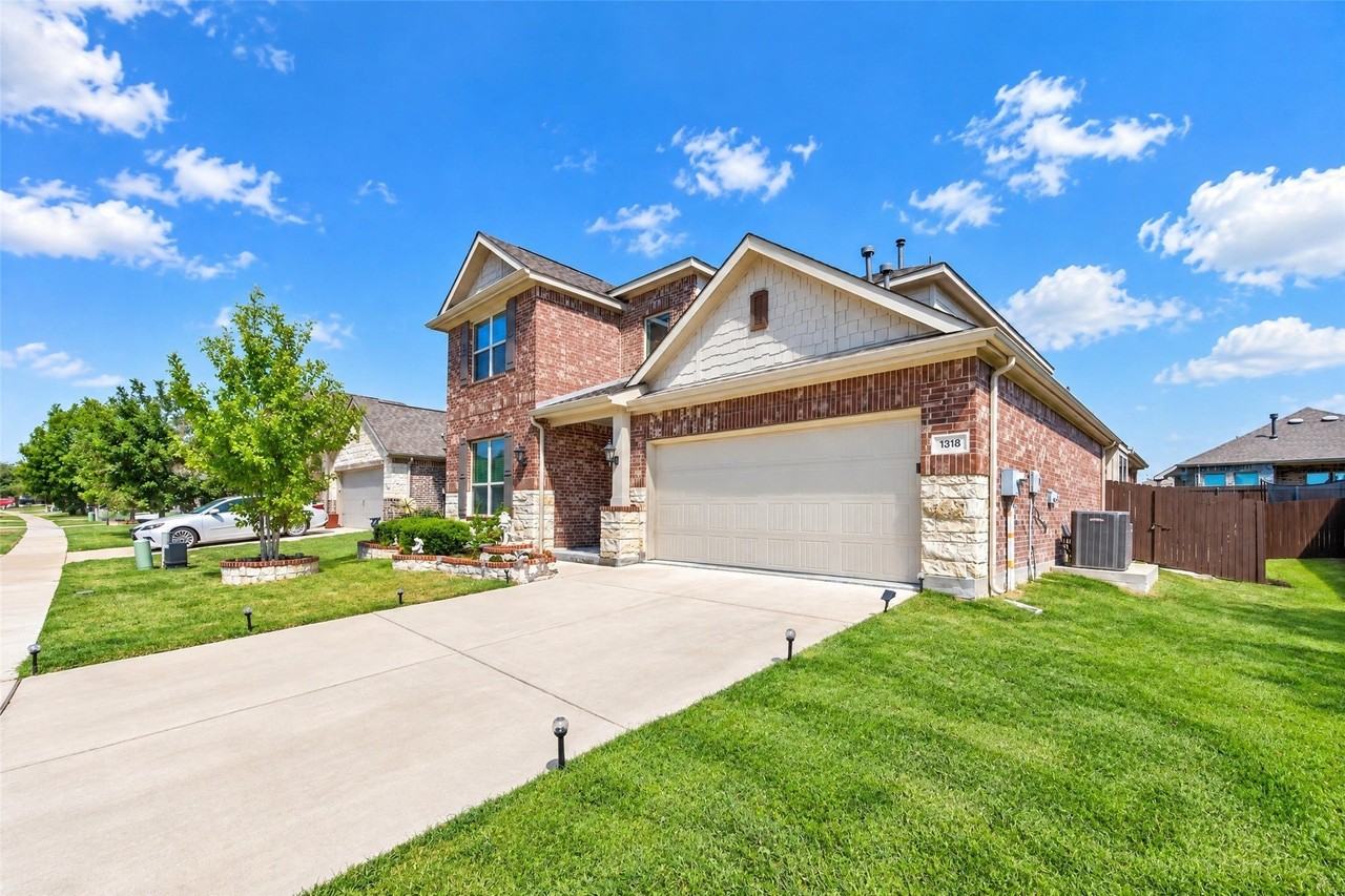 1318 Crossvine Dr - Photo 3 of 36