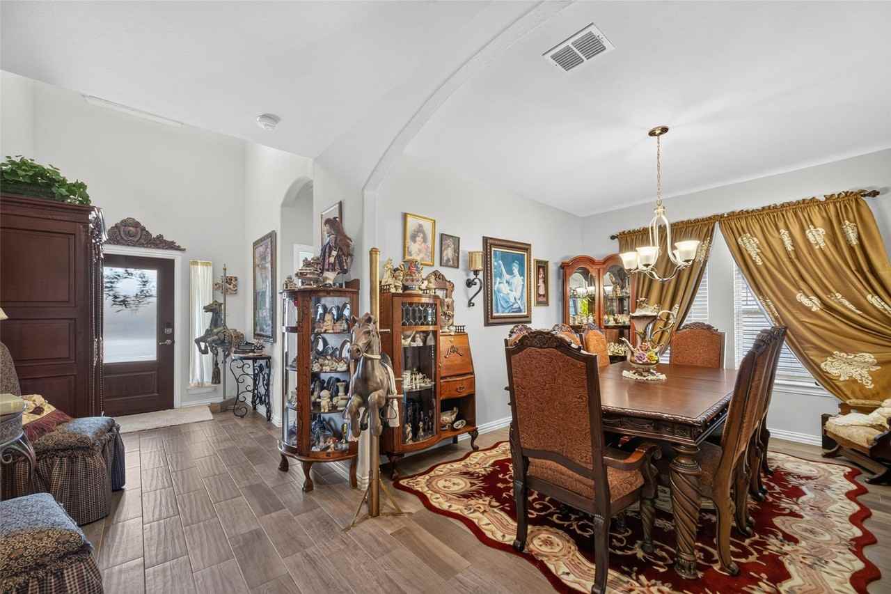 1318 Crossvine Dr - Photo 4 of 36