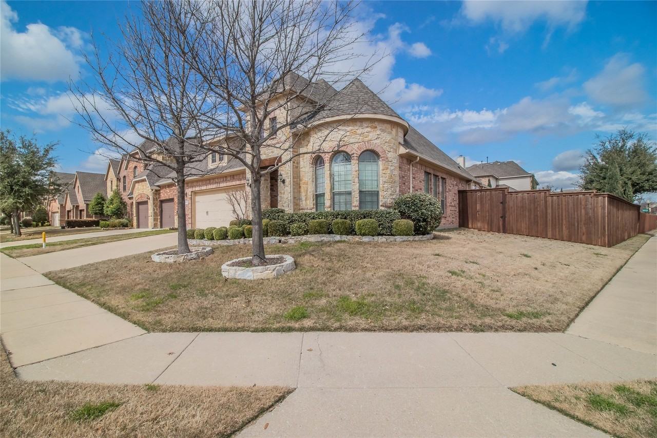 4647 Phillip Dr - Photo 3 of 40