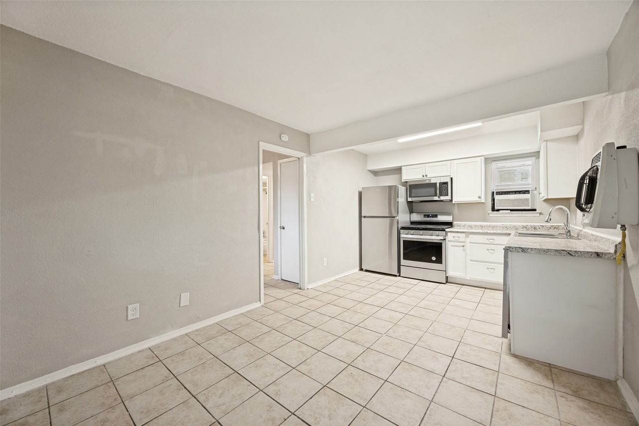 1001 W Elm St #204 - Photo 2 of 12