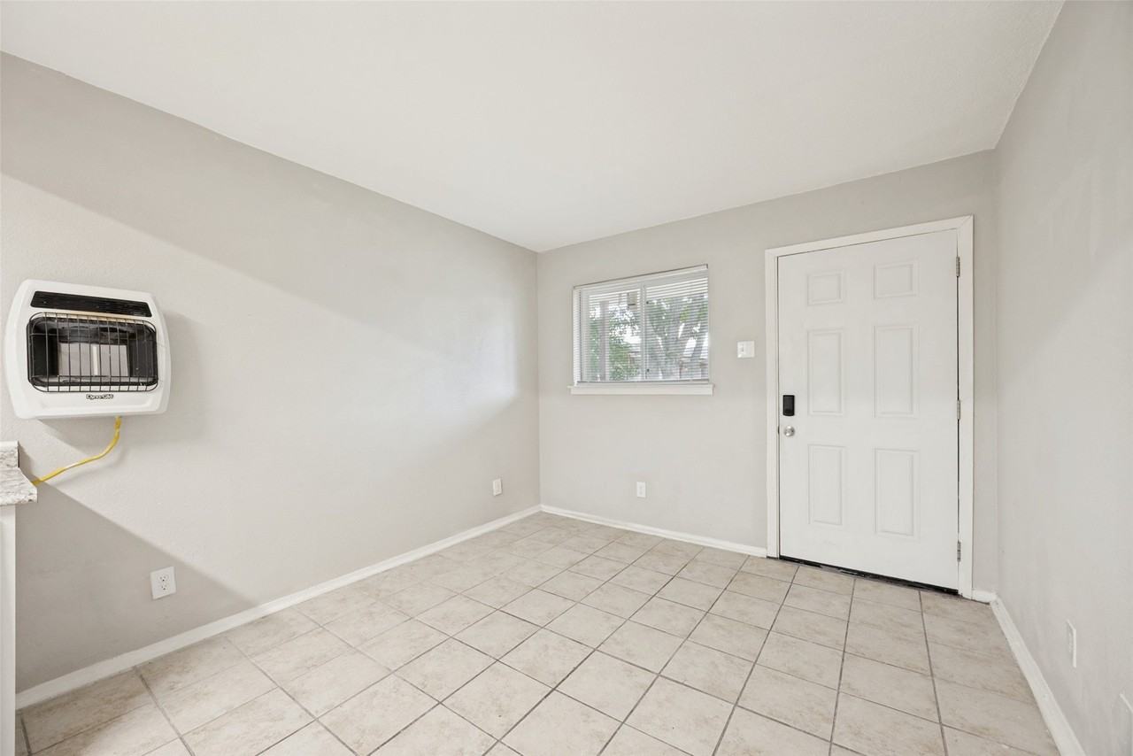 1001 W Elm St #204 - Photo 3 of 12