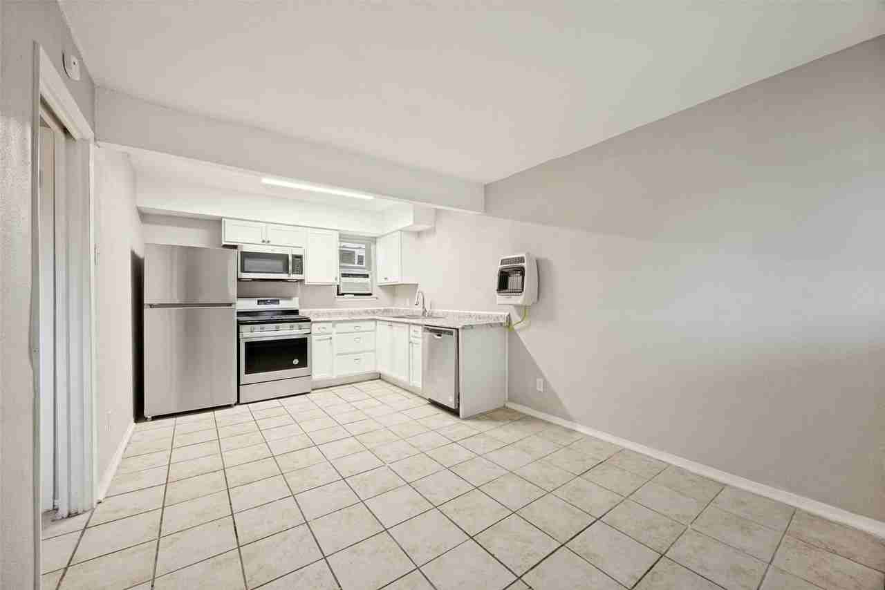 1001 W Elm St #204 - Photo 5 of 12