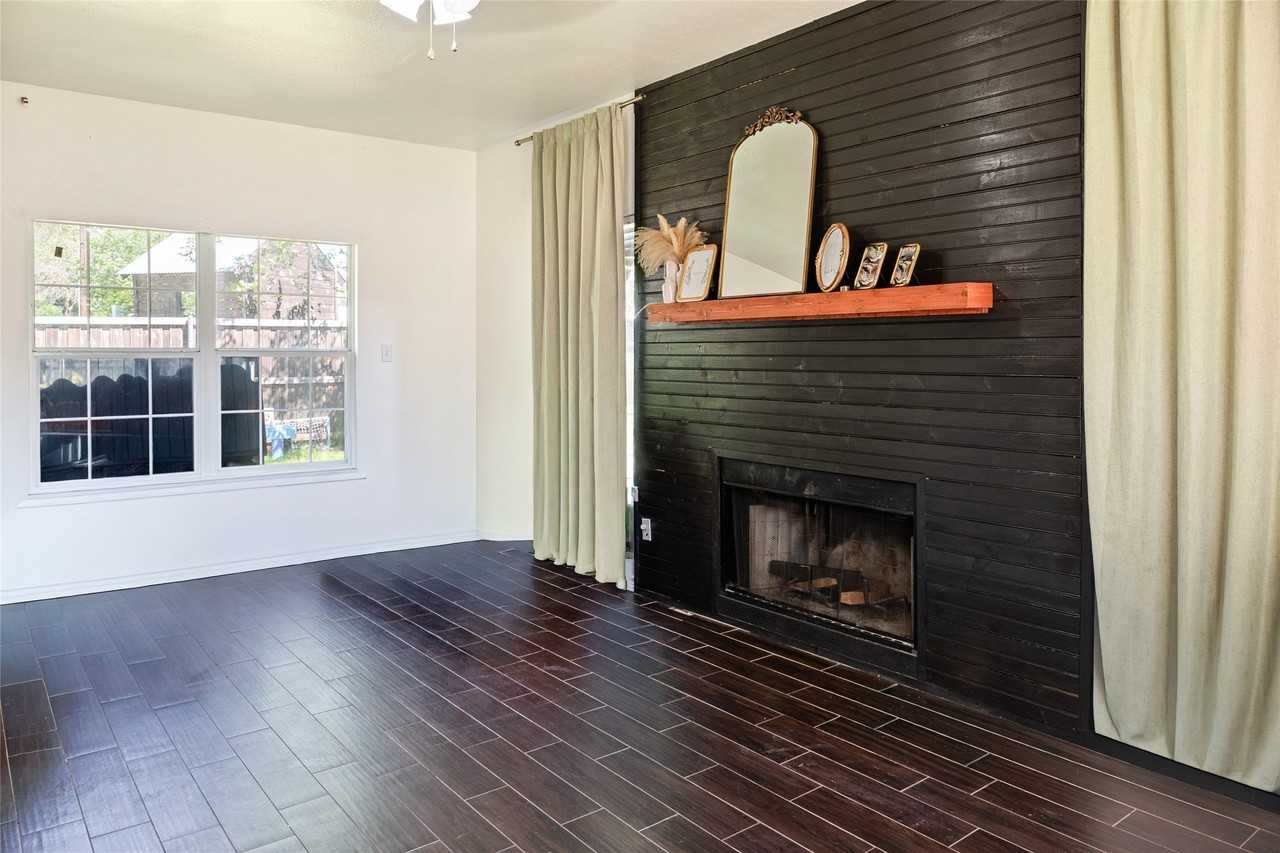 487 S Waco St - Photo 4 of 14