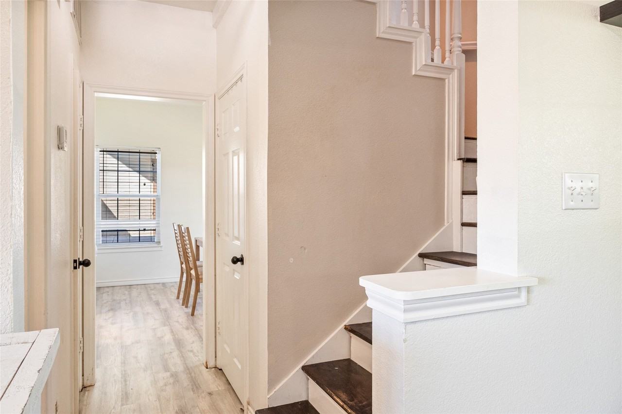 487 S Waco St - Photo 6 of 14
