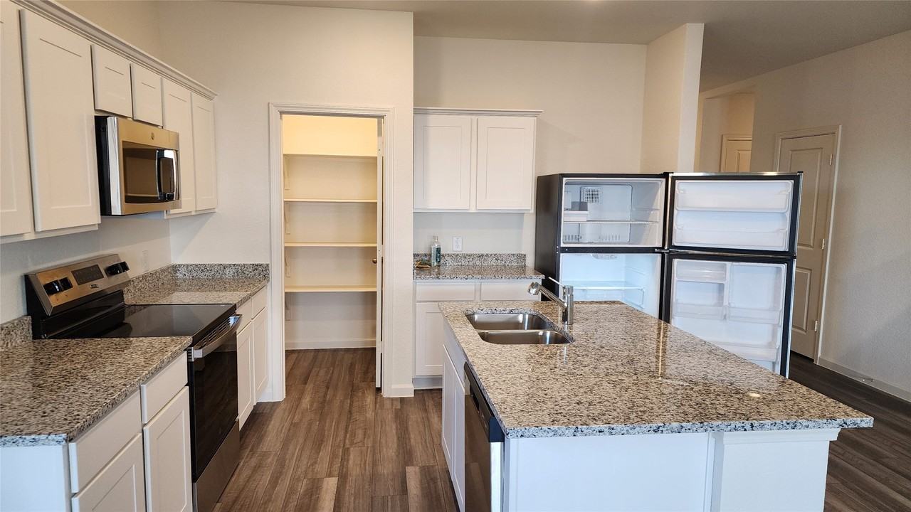 1262 Lambert Ln - Photo 5 of 35