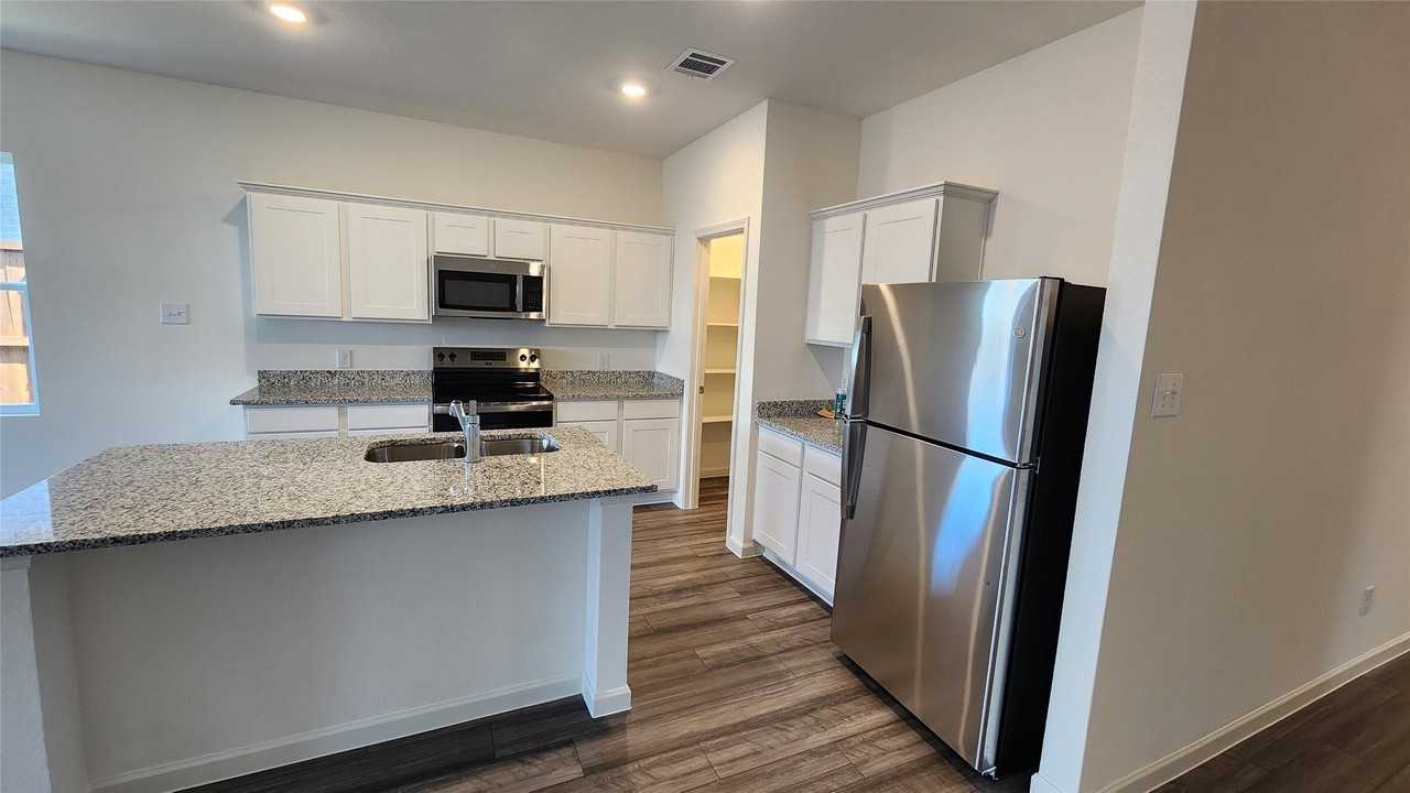 1262 Lambert Ln - Photo 6 of 35